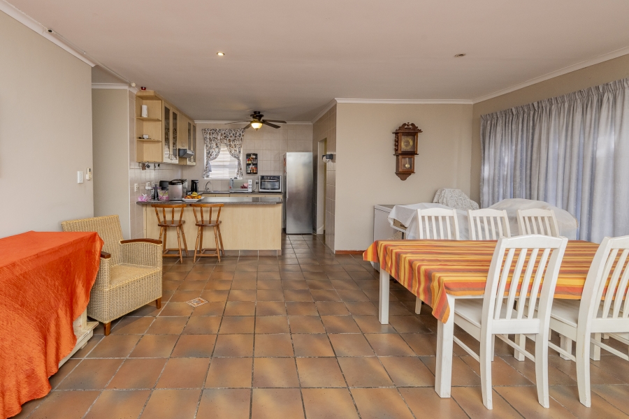 4 Bedroom Property for Sale in Uitzicht Western Cape